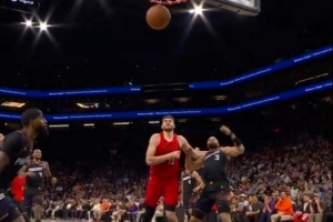 动作有点大!克林根拼抢时拉拽狄龙脖颈 被吹一级恶意犯规