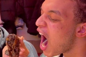 洛夫顿晒日常Vlog：东北铁锅炖太好吃！推荐你的城市美食我试试！