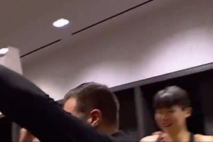 小杨现身！斯普利特更衣室训话：我们坚持住了 战斗到了最后一刻