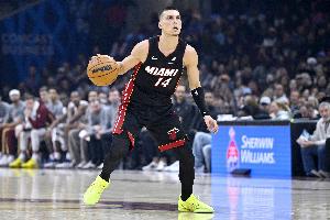 效率不高!希罗半场8投3中拿到7分有2失误 三分1中0