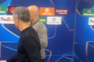 博主社媒晒视频,斯洛特与恩里克赛后笑着边走边聊