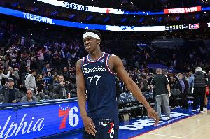 乔治：埃奇库姆就像是我的小弟弟&我很爱他 他是全能型的超级明星