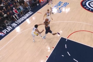 希望没事！小德里克·琼斯拼抢时崴脚 罚球后被换下回更衣室