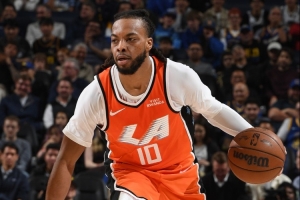 加兰本赛季在快船场均19.9分2.3板6.4助1.2断 三分命中率43.8%