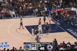 可惜！库里三分命中 但因桑托斯掩护犯规被吹无效