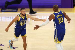 杨毅：勇士老同志们燃尽了&太厉害了 这球抡一场勇士精神就还活着