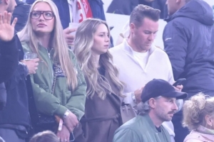 见证拜仁晋级!诺伊尔怀孕的妻子安妮卡来到安联球场观战