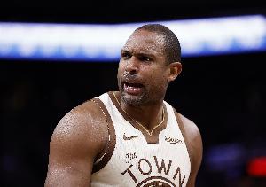 老将闪光！霍福德8投5中得14分3板 末节爆炸三分4中4送对手回家