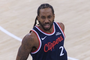 解说：小卡关键球也没能硬解甚至隐身 这是快船崩盘的根本原因