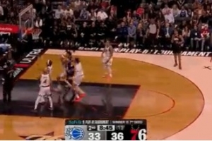 终结不了！德拉蒙德欧洲步闪过防守 随后上篮偏出