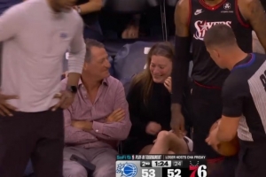 离谱！班凯罗传球失误 直接击中场边女球迷头部