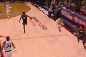 队友误伤啊！小卡特撞到小瓦格纳膝盖 后者一度受伤离场