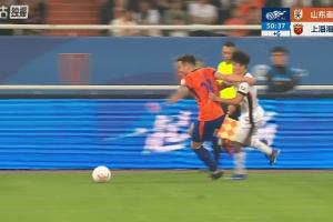 杨希人球分过被阿尔瓦罗拉倒，裁判向阿尔瓦罗出示黄牌