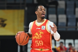 被马利克·威廉姆斯替下！媒体人：塔克生病 暂时被替换休养