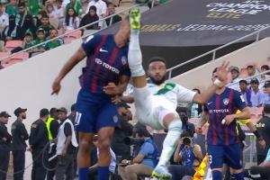 灾难表现！吉达国民后卫亚冠开场乌龙，再踢中柔佛前锋面部直红！