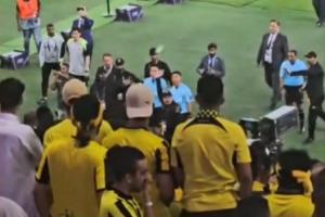 输不起！吉达联合球迷扔水瓶攻击马宁裁判组，疑似还怒骂