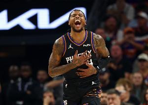 杰伦·格林第三节7中5独砍13分 前三节15中10已砍27分+7记三分