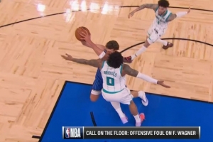 小瓦格纳反击一条龙顶翻小桥被吹进攻犯规 魔术挑战失败！