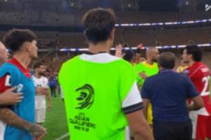 亚冠遭冲撞！马宁执法世预赛曾被印尼官员怒推，后者重罚禁赛20场