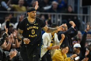 嗅觉！库里三分不中 小佩顿篮下偷袭1抢3补篮取分