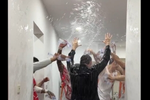 福建队史首次客场击败广东！赛后更衣室狂欢 凯撒教练成雨人