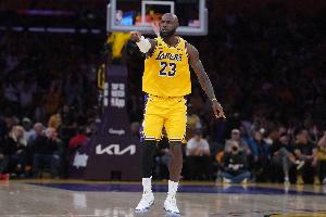 解说：老詹运动能力不比当年 但老A8也是A8 关键时刻依然可靠