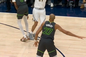 危险动作！麦克丹尼尔斯垫脚穆雷 被吹一级恶意犯规