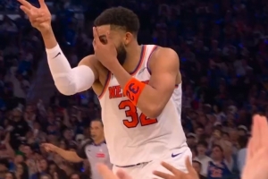 外线开火！唐斯底角三分命中 随后捂脸开心庆祝