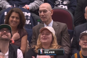 裁判的底气？总裁亚当·萧华现身骑士主场观战