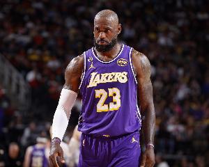 半场助攻上双！詹姆斯10次助攻追平生涯季后赛半场纪录