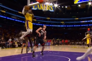 我比你硬得多！斯玛特突破单手潇洒抛传 艾顿飞天摘下强起申京2+1