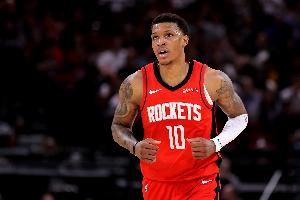 下半场7中2！小贾巴里·史密斯14中5拿16分12板 三分9中3