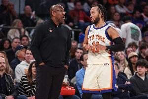 迈克·布朗：布伦森引领队友为球队做贡献 任何人都可随时站出来