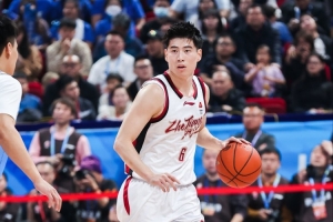 替补打得好！程帅澎半场3中2拿到10分2板1助1断