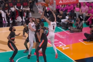 开局这么凶！阿夫迪亚强突上篮命中后再撤步中投 已连拿7分！