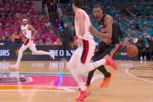 2米24玩这个啊？文班一条龙大背运+惊艳小提琴转身双手暴扣！