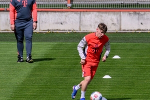 图片报：18岁卡尔进行30分钟个人带球训练，有望战巴黎时完成复出